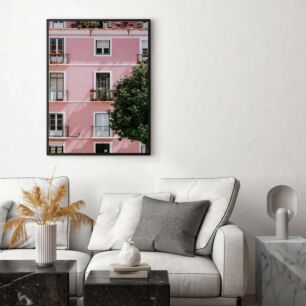 Πίνακας, ένα ροζ κτίριο με ένα δέντρο μπροστά του