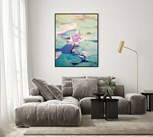 Πίνακας, ένα ροζ λουλούδι που κάθεται πάνω από ένα πράσινο κρίνος