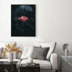Πίνακας, ένα ροζ τριαντάφυλλο που κάθεται πάνω από ένα φυτό καλυμμένο με φύλλα