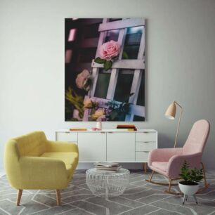 Πίνακας, ένα ροζ τριαντάφυλλο που κάθεται πάνω από ένα περβάζι παραθύρου
