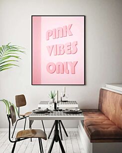 Πίνακας, ένας ροζ τοίχος με τις λέξεις ροζ δονήσεις