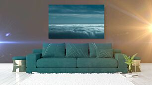 Πίνακας, ένα αεροπλάνο που πετά ψηλά πάνω από τα σύννεφα στον ουρανό