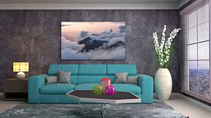 Πίνακας, ένα αεροπλάνο που πετά πάνω από ένα βουνό καλυμμένο με σύννεφα