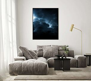 Πίνακας, ένα αεροπλάνο που πετά μέσα από έναν σκοτεινό συννεφιασμένο ουρανό