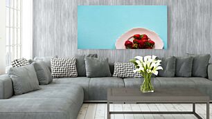 Πίνακας, ένα πιάτο με φράουλες σε μπλε φόντο