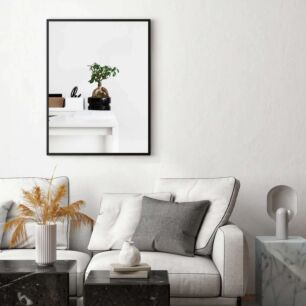 Πίνακας, ένα φυτό σε γλάστρα που κάθεται πάνω από ένα λευκό τραπέζι