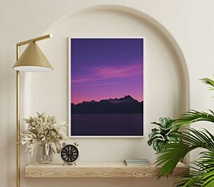 Πίνακας, ένας μωβ ουρανός με βουνά στο φόντο