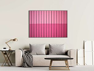 Πίνακας, ένα κόκκινο πυροσβεστικό κρουνό που κάθεται μπροστά από έναν ροζ τοίχο