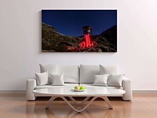 Πίνακας, ένα κόκκινο φως που βρίσκεται στην πλαγιά ενός βουνού