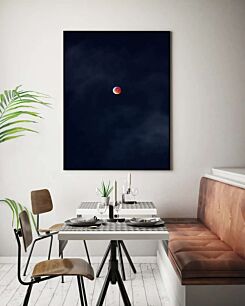 Πίνακας, φαίνεται ένα κόκκινο φεγγάρι στο σκοτεινό ουρανό