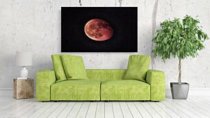 Πίνακας, φαίνεται ένα κόκκινο φεγγάρι στον νυχτερινό ουρανό