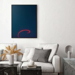 Πίνακας, ένα κόκκινο αντικείμενο πετά στον νυχτερινό ουρανό