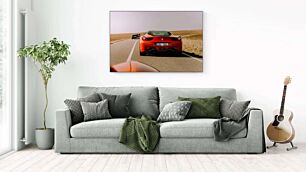 Πίνακας, ένα κόκκινο σπορ αυτοκίνητο που οδηγεί σε επαρχιακό δρόμο