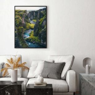 Πίνακας, ένα ποτάμι που ρέει μέσα από μια καταπράσινη κοιλάδα