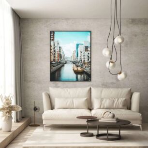Πίνακας, ένα ποτάμι που διασχίζει μια πόλη δίπλα σε ψηλά κτίρια