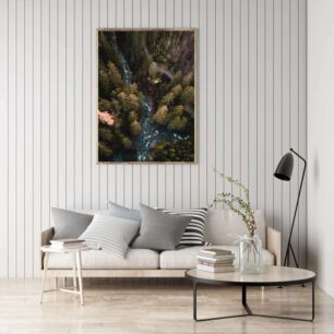Πίνακας, ένα ποτάμι που διασχίζει ένα δάσος γεμάτο με πολλά δέντρα