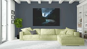 Πίνακας, ένα ποτάμι που διασχίζει ένα δάσος κάτω από έναν συννεφιασμένο ουρανό