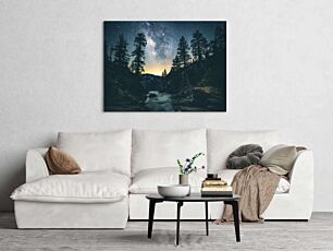 Πίνακας, ένα ποτάμι που τρέχει μέσα από ένα δάσος κάτω από έναν νυχτερινό ουρανό
