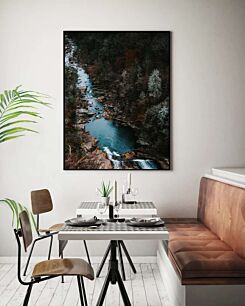 Πίνακας, ένα ποτάμι που διασχίζει ένα καταπράσινο δάσος
