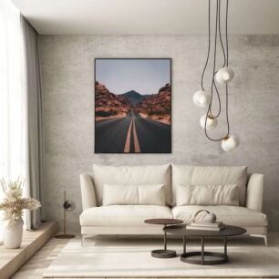 Πίνακας, ένας δρόμος στη μέση μιας ερήμου με βουνά στο φόντο