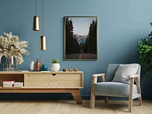 Πίνακας, ένας δρόμος που περιβάλλεται από δέντρα με φόντο ένα βουνό