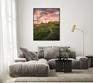 Πίνακας, ένας δρόμος που γυρίζει μέσα από μια καταπράσινη κοιλάδα κάτω από έναν συννεφιασμένο ουρανό