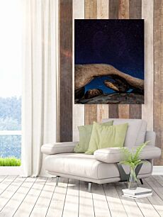 Πίνακας, ένας βραχώδης σχηματισμός με ουρανό γεμάτο αστέρι στο βάθος