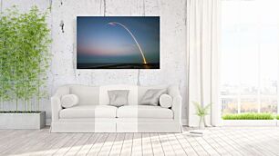 Πίνακας, ένας πύραυλος που εκτοξεύεται στον ουρανό πάνω από ένα υδάτινο σώμα