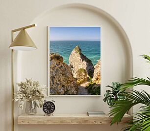 Πίνακας, ένας βραχώδης βράχος με θέα στον ωκεανό μια ηλιόλουστη μέρα