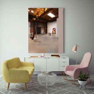 Πίνακας, ένα δωμάτιο με ένα σωρό γλυπτά στο πάτωμα
