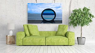 Πίνακας, ένα στρογγυλό αντικείμενο που κάθεται στην κορυφή μιας παραλίας δίπλα στον ωκεανό