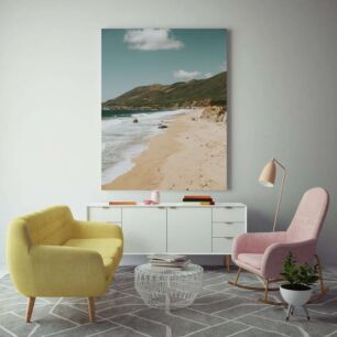 Πίνακας, μια αμμώδης παραλία δίπλα στον ωκεανό κάτω από έναν γαλάζιο ουρανό