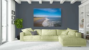 Πίνακας, μια αμμώδης παραλία δίπλα στον ωκεανό κάτω από έναν γαλάζιο ουρανό