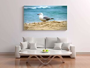 Πίνακας, ένας γλάρος στέκεται σε μια αμμώδη παραλία δίπλα στον ωκεανό