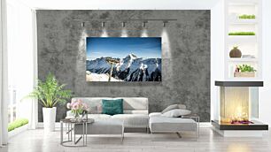 Πίνακας, ένα τελεφερίκ που ανεβαίνει την πλαγιά ενός χιονισμένου βουνού