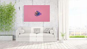 Πίνακας, ένα μικρό σκάφος που κάθεται πάνω σε μια ροζ επιφάνεια