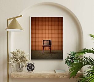 Πίνακας, μια μικρή τηλεόραση που κάθεται πάνω από ένα ξύλινο τραπέζι