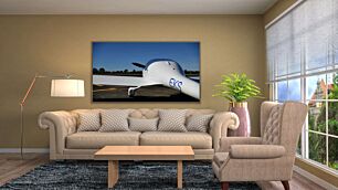 Πίνακας, ένα μικρό λευκό αεροπλάνο που κάθεται πάνω από μια άσφαλτο αεροδρομίου