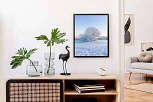 Πίνακας, ένα χιονισμένο χωράφι με ένα δέντρο στο βάθος
