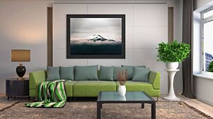 Πίνακας, ένα χιονισμένο βουνό που περιβάλλεται από σύννεφα μια συννεφιασμένη μέρα