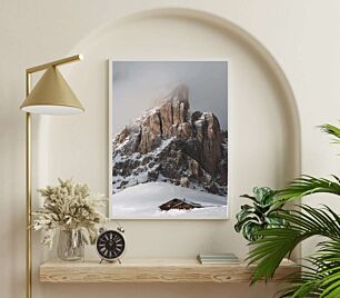 Πίνακας, ένα χιονισμένο βουνό με ένα σπίτι σε πρώτο πλάνο