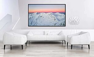 Πίνακας, ένα χιονισμένο βουνό με έναν ροζ ουρανό στο βάθος