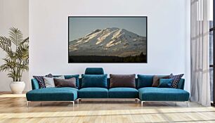 Πίνακας, ένα χιονισμένο βουνό με πεύκα σε πρώτο πλάνο