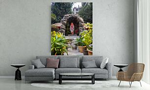 Πίνακας, ένα άγαλμα στη μέση ενός κήπου που περιβάλλεται από φυτά σε γλάστρες