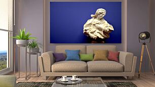 Πίνακας, ένα άγαλμα μιας γυναίκας που κρατά ένα πουλί σε έναν μπλε τοίχο