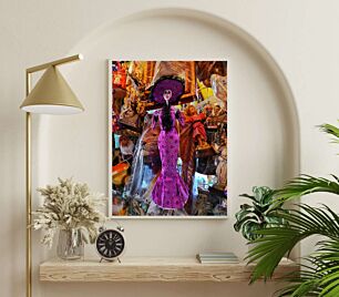 Πίνακας, ένα άγαλμα γυναίκας με μωβ φόρεμα και σομπρέρο