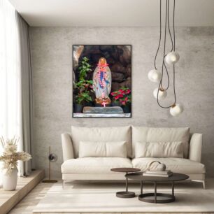 Πίνακας, ένα άγαλμα της παρθένου μαρίας που περιβάλλεται από λουλούδια