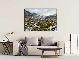 Πίνακας, ένα ρυάκι που διασχίζει μια βραχώδη ορεινή κοιλάδα