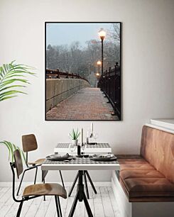 Πίνακας, ένα φως του δρόμου που κάθεται στο πλάι μιας γέφυρας