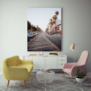 Πίνακας, δρόμος γεμάτος με σταθμευμένα αυτοκίνητα και φοίνικες
